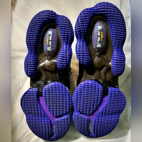 Nike LeBron 19 Hardwood Classic size 9.5 Mens - Picture 16 of 16